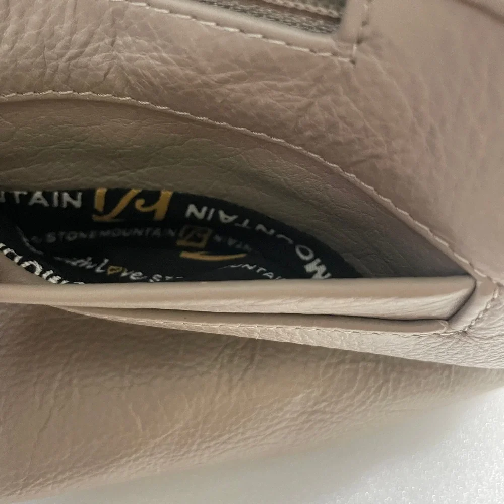 Stone Mountain USA Montauk Boat Bottom Hobo Bag Taupe Leather 9AF1298-1 NWT
